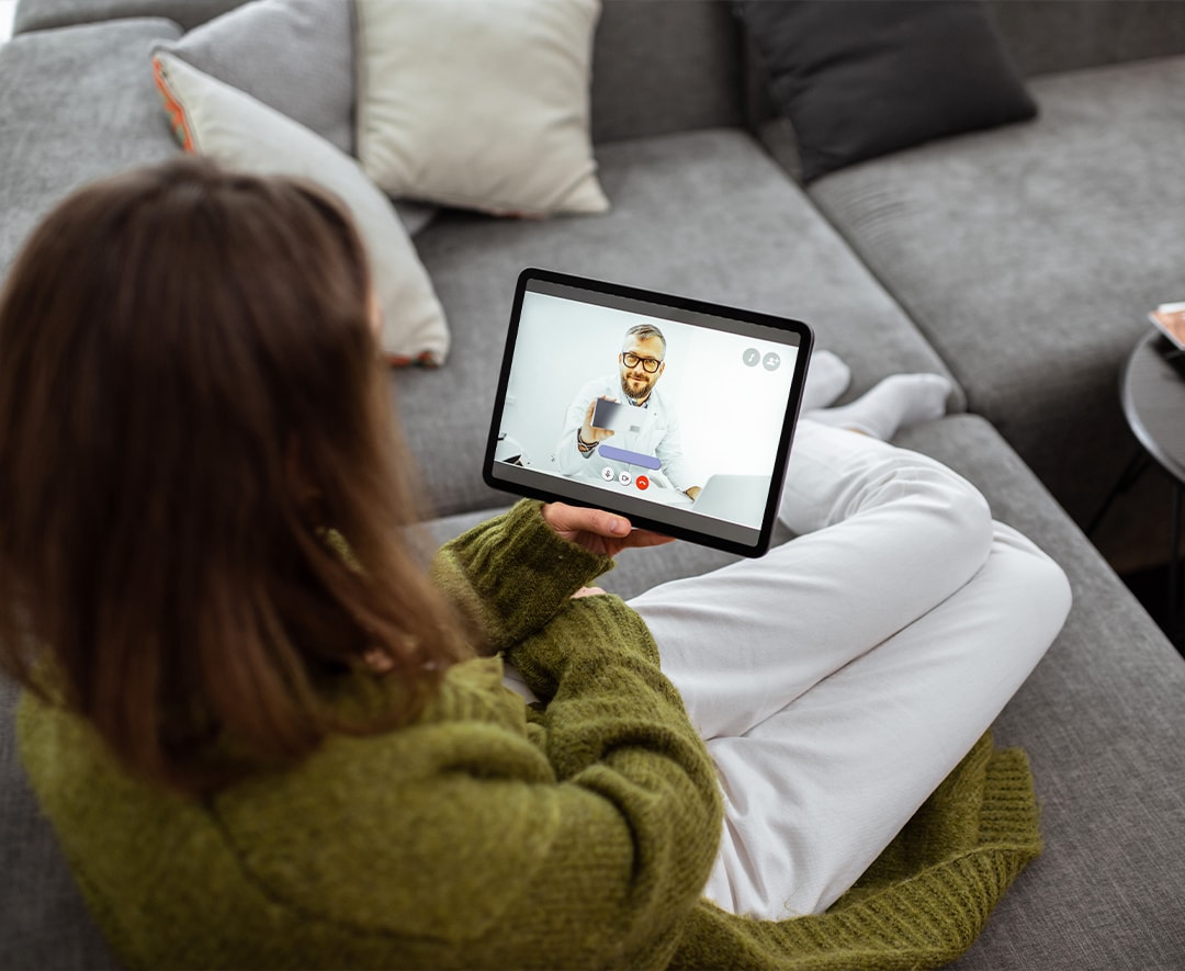 Télémédecine - Image patiente parlant à médecine devant tablette Patiente en télémédecine